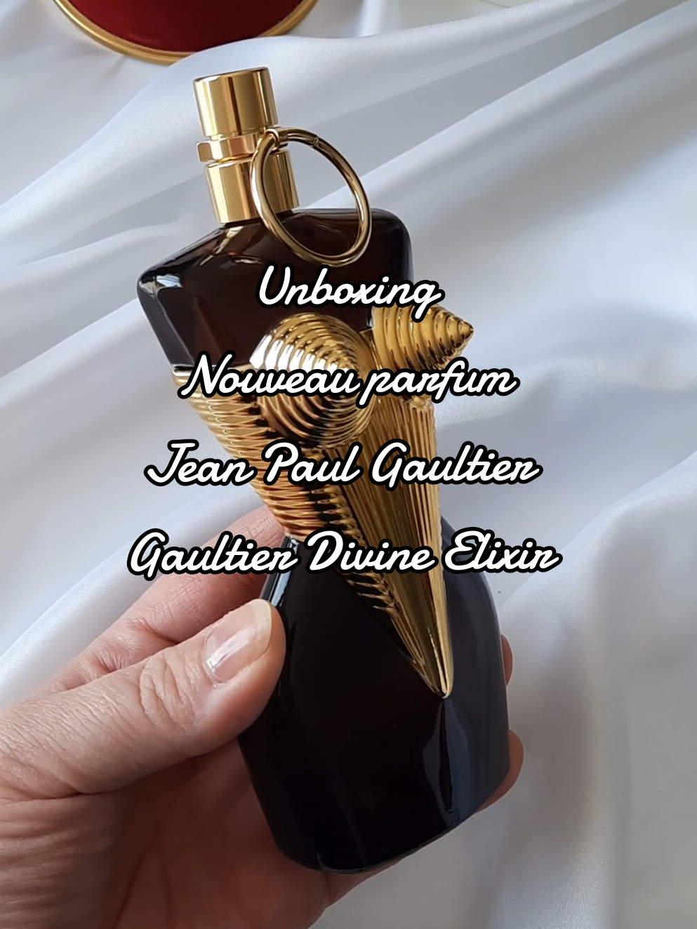 Unboxing Parfum ▪️ Gaultier Divine Elixir @JeanPaulGaultier  Je viens tout juste de recevoir le tout nouveau parfum femme Gaultier Divine Elixir de Jean Paul Gaultier aux notes de sel, tubéreuse et fève tonka 💛 Sortie officielle prévue pour septembre… mais je vous montre déjà le flacon de plus près 👀✨ Promis, je vous en reparle plus en détail très bientôt ! 💬 Connaissez-vous le parfum Gaultier Divine ? Cette nouvelle déclinaison vous tente-t-elle ? * PR gift - Not paid ad - Produit offert - Post non rémunéré * 🏷 #perfumeunboxing #jeanpaulgaultier #gaultierdivine #parfumtiktok #perfumetok #perfumetiktok #vanillaperfume #parfum2025 #nouveauparfum #newperfume #newfragrance #parfumfemme #parfum #fragrance #perfume #perfumecollection #trendingbeauty #perfumereview #luxury #luxe #gourmand 🔎 Parfum frais pour l'été - Revues parfum - Meilleur parfum femme - Parfum Jean Paul Gaultier - Parfum floral - Nouveau parfum femme - Parfum tendance - Trending perfume - Top fragrances - Parfum gourmand - Parfum salé - Parfum vanille - Gaultier Divine Elixir