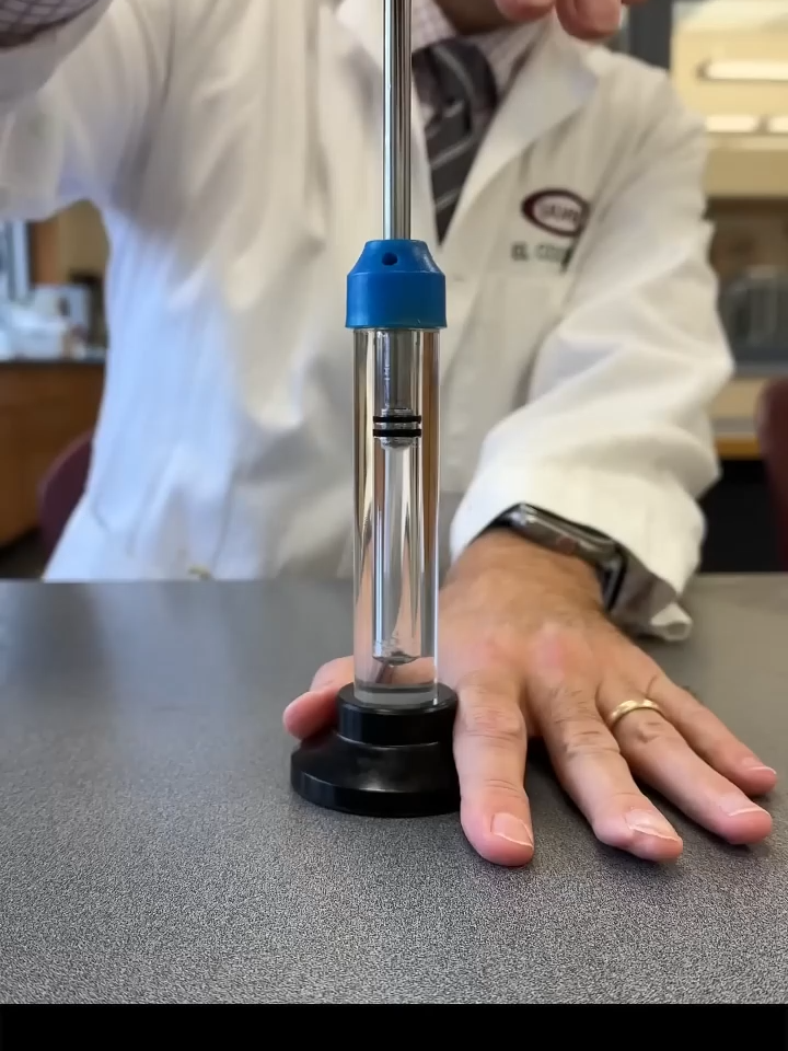 ¿Fuego sin chispa? ¡Solo con presión! ¿Sabías que puedes encender fuego solo presionando aire? En este experimento, se comprime aire en un tubo con un pequeño trozo de algodón seco. Al presionar con fuerza, el volumen del gas disminuye, pero su temperatura aumenta drásticamente por la ley de los gases (conservación de energía). Ese calor repentino puede ser tan intenso que ¡el algodón se enciende! No hay chispa, ni fricción, ni electricidad… solo presión, temperatura y física pura. Este principio es parecido al de algunos encendedores antiguos o a cómo enciende un motor diésel. 🔖 Hashtags sugeridos: #Ciencia #Física #Gas #Presión #FuegoSinChispa #Experimento #DatoCurioso #Química #LeyDeBoyle #ShortsCientíficos