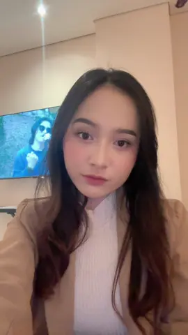 spontan bgt itu tangan tba tba pegang idung😭