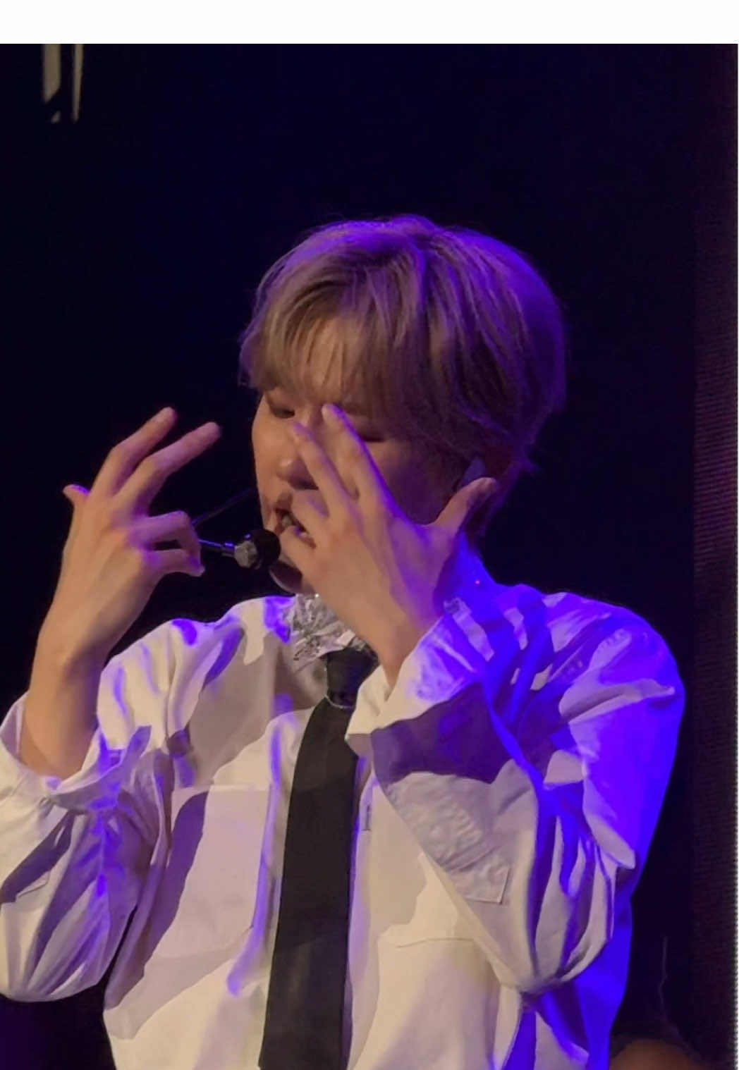 -` baekhyun - woo ´- ouuu he was feeling it tho 🥺 you could see his boba eyes shining too.. phew this is one of my favorite songs everrrr! in no order: underwater, woo, candy, elevator, and pineapple slice was the songs i really looked forward to for the concert  (plus they’re my all time faves - especially underwater) but psycho blew me awayyyy!  #백현 #BAEKHYUN #ReverieOAKLAND #Reverie #woo #kpopfyp