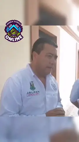 Apoya Jalpan de Serra a familias afectadas por inundación en Texas y redadas migratorias 🌊✈️🇲🇽 #MigrantesJalpanenses #ApoyoMunicipal #Texas #PersonasDesaparecidas #RedadasMigrantes Jalpan de Serra, Qro., 8 de julio de 2025.– El presidente municipal de Jalpan de Serra, Rubén Hernández, informó sobre las acciones de acompañamiento que el gobierno local ha brindado a las familias jalpenses afectadas por las recientes inundaciones en Texas, donde se confirmó el fallecimiento de un migrante y continúa la búsqueda de otra persona desaparecida. Durante entrevista con medios de comunicación, el alcalde señaló que ya se recuperó el cuerpo de José, uno de los dos cuidadores originarios de Jalpan que trabajaban en un rancho en Texas, mientras que continúa la búsqueda de la señora Alicia, de quien aún no se tiene información definitiva. De acuerdo con los protocolos estadounidenses, las jornadas de búsqueda se interrumpen y se reanudan cada siete días. Rubén Hernández mencionó que el municipio ha mantenido contacto permanente con las familias y brindará apoyo económico para el traslado del cuerpo, como parte del programa de atención al migrante. Aunque aún no se define el costo total, se estima en alrededor de 100 mil pesos, de los cuales el municipio podría cubrir hasta 40 mil pesos. Además, se coordina con la red consular y el consulado mexicano para agilizar procesos. Asimismo, el presidente municipal informó que se tiene reporte de cinco jalpenses detenidos durante recientes redadas migratorias en Florida, aunque todavía no se cuenta con los nombres. El municipio, junto con el Gobierno del Estado, brinda acompañamiento a las personas deportadas, quienes pueden acceder a un apoyo económico de hasta 30 mil pesos para reiniciar su vida laboral en México. Hasta el momento, uno de los casos ya ha sido autorizado. El alcalde aseguró que seguirán atentos a la evolución de ambos casos y reiteró la disposición del gobierno municipal de respaldar a los connacionales afectados mediante los programas disponibles.