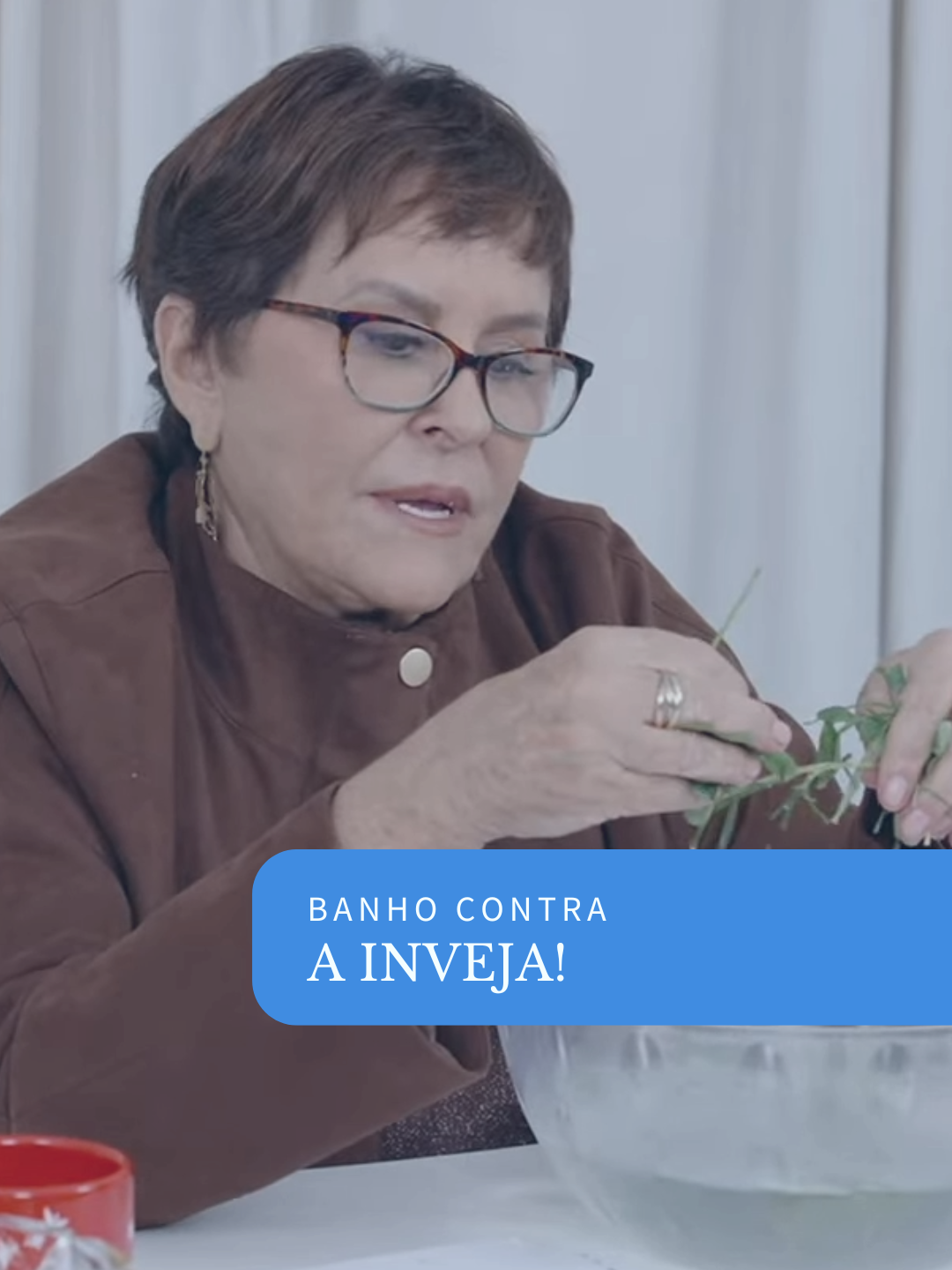 Esse maravilhoso banho contra inveja leva arruda, alecrim e sal grosso, e deve ser preparado em uma sexta-feira de sua preferência! 💚🤍 Corte do “Previsões com Márcia Sensitiva”, do @poddelas. #tiktoker #marciasensitiva #sensemarcia #conselhos