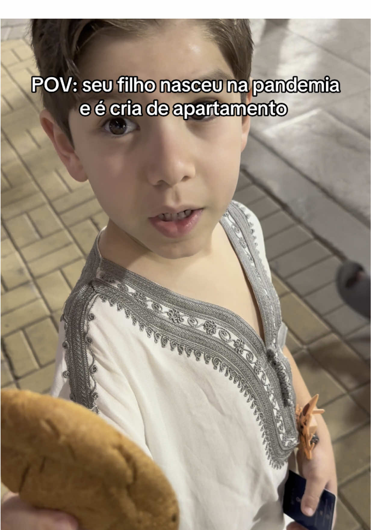 Ela ganhou uma moeda de um cara e logo em seguida um pão mordido. Ele ficou sem entender nada🤣 #viagem #cultura #criancasengracadas 