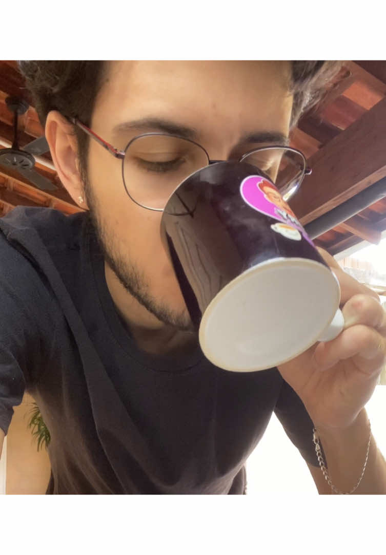 Antes de abrir live, fiz meu primeiro chá de gengibre com leite… ⚡️ou😴  #RotinasAntesDaLive #BastidoresDaLive #livestyle#chá #receitas #tiktoklive #livestream #teamcafezinhos☕️💜 #fyp 