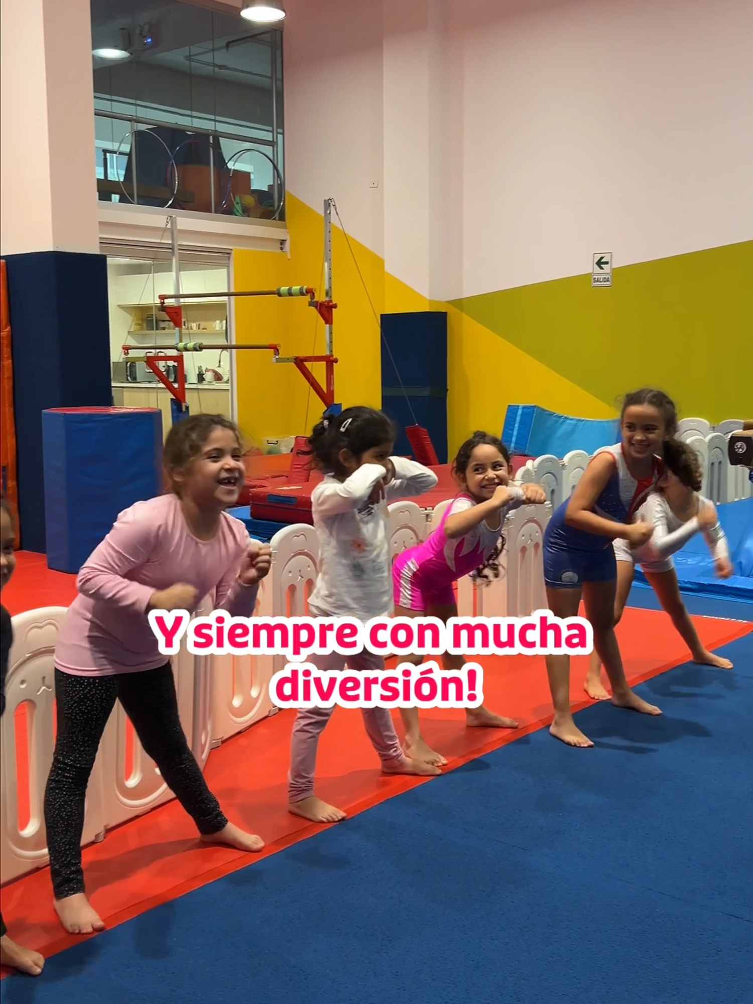 ¿Te preguntas cómo enseñamos la parada de manos a peques desde los 4 años? En Elite Gym lo hacemos paso a paso, con estaciones progresivas que desarrollan fuerza, equilibrio y confianza en cada intento. 💪🏼 Fortalecemos brazos, abdomen y espalda 🤸 Mejoramos postura, alineación y coordinación 🧠 Activamos la conciencia corporal 👏🏼 Y lo más importante: ¡nos divertimos muchísimo! Desde la colocación correcta de manos hasta la parada libre, cada ejercicio tiene un propósito y construye el camino hacia un logro real! 🤸‍♂️  . . . . . . #elitegym #paradademanos#handstandpractice #gimnasiaparaniños #toddlersoftiktok #niñosfuertes #LimaPerú #gimnasiaartistica #niñasfuertes #ejerciciosparaniñas