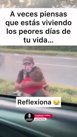 Cuando creas que vives tus peores días, mira a ese padre: sin quejarse, carga a su hijo y sigue adelante. Así es Dios contigo… te sostiene en silencio, incluso cuando tú ya no puedes más 🙏 #iglesiacatólica #pazybien #igrejacatólica #diostebendiga #católicos #reflexión #padrepio #Dios 