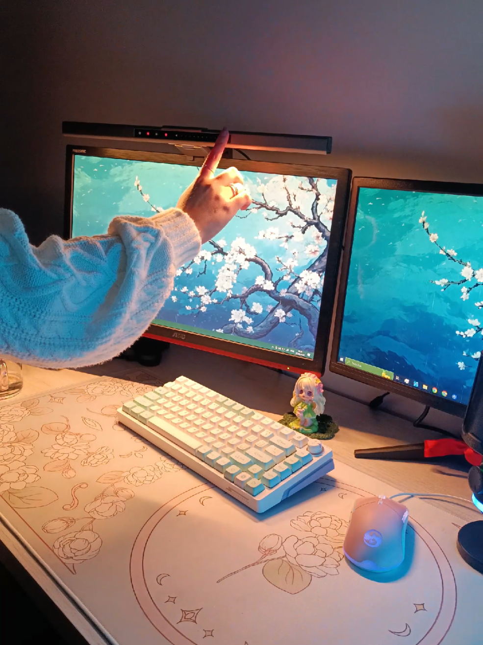 engraçado como às vezes um negócio tão simples muda o clima inteiro do lugar. e de brinde ainda facilitou minha vida na hora de fazer a unha na mesa rs comprei na @Terabyteshop  #transformaçãodesetup #setup #cozy 