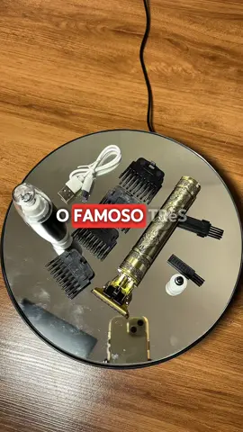 💈✨ Tudo o que você precisa para cuidados pessoais em um único kit! O Kit Máquina Dragão 3‑em‑1 traz: • Corte de cabelo e barba com lâmina de aço inox • Aparador de pelos de nariz/orelhas • Recarga USB + bateria com até 90 min • 4 pentes, escova, óleo lubrificante e cabo tipo‑C • Motor potente de 3 W, cabeças laváveis e performance impecável Ideal para uso doméstico ou profissional—compacto, versátil e eficiente! 🛒 Garanta já o seu e eleve seu grooming a outro nível!