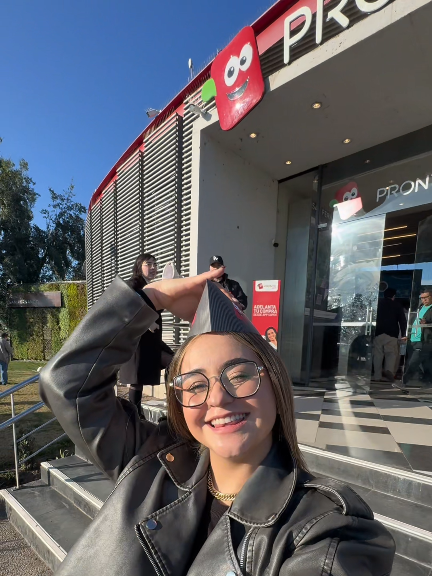 who is this diva❤️❤️🤩 amamos y gracias @nelarestrepo por acompañarnos en la celebración de los 90 años de Copec y compartir tu alegría con todos nosotros 💃🏻 ¿Y ustedes? ¿Qué hubieran hecho si les pasa algo así? Los esperamos en nuestras tiendas Pronto, celebrando los 90 años de Copec con premios y sorpresas 🌭 estén muy atentos. #prontocopec