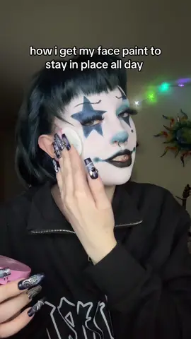 the secret to long lasting face paint… a good setting powder :) i can do a full video on how i do my makeup looks if thats something you guys are interested in! #makeup #facepaint 