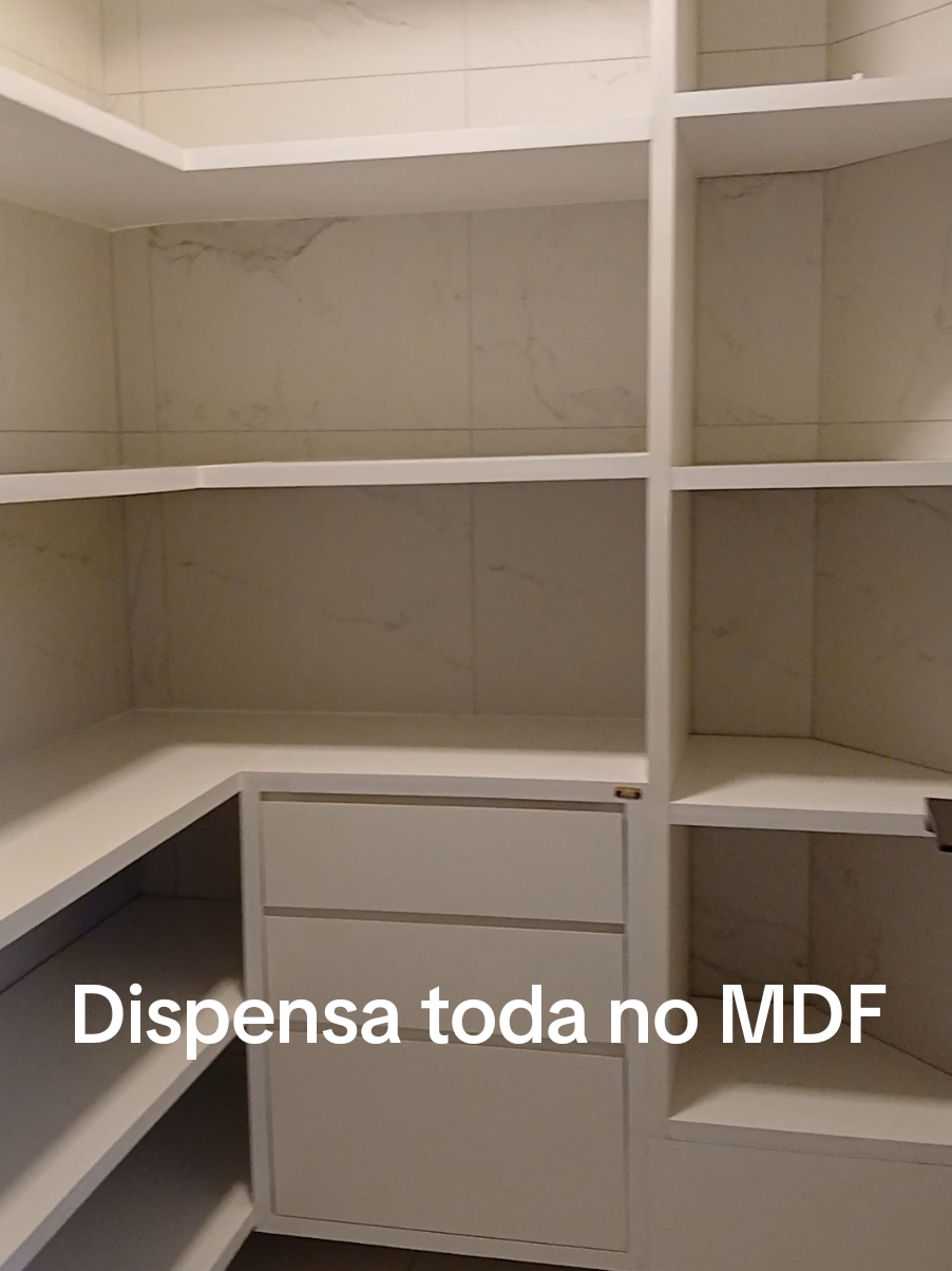 Dispensa toda em MDF  Prateleiras com suporte invisível  Gavetas com corrediças telescópicas. #montagem #fyou #projeto #moveis #videoviral #tiktokindia #planejados 