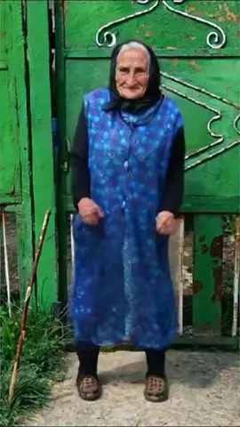 бабушка танцует