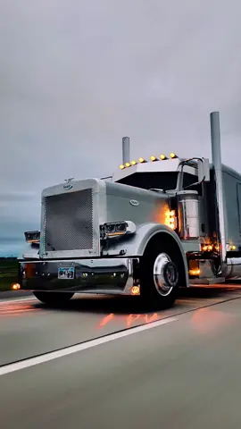 Another clip that can stand alone and be more than enough 🥵 @alex_reinbold #fyp #foryoupage #roller #semitruck #truckroller #trucktok #peterbilt 