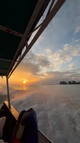 Menjelajahi keindahan sunrise di atas air dengan bot penginapan terapung. 🌅🚣‍♀️ Saksikan matahari terbit, nikmati udara segar, dan rasakan kesegaran pagi di tengah keindahan alam. Pengalaman yang tak terlupakan! 🌊 #penginapanterapung #betingaceh #foryou #masukberandafyp #allowhighqualityuploads #pariwisatariau #bengkalis #pekanbaru #kampar #dumai #inhil #rokanhilir #rokanhulu #duri #fyp @penginapan terapung h.abdullah 
