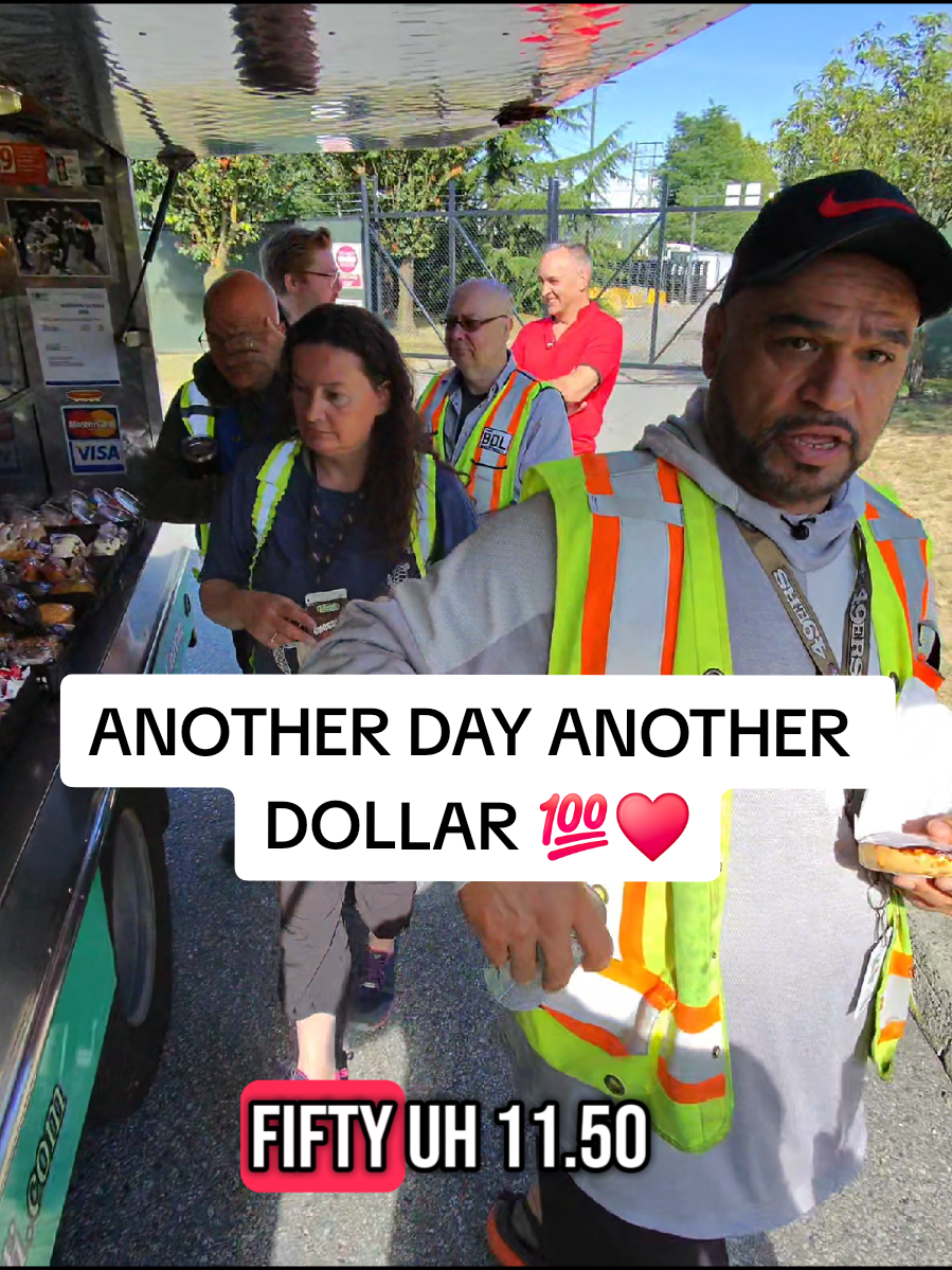 Smooth operation 👌  #foodtruck #coffeetruck #lunchtruck #greensandbeansdeli #chuckwagon #cateringtruck #canteentruck #deli #snack #snacks #foodreview #foodreel #food #lunch #breakfast #break #work #working #workingman #sell #sales #selling #seller 