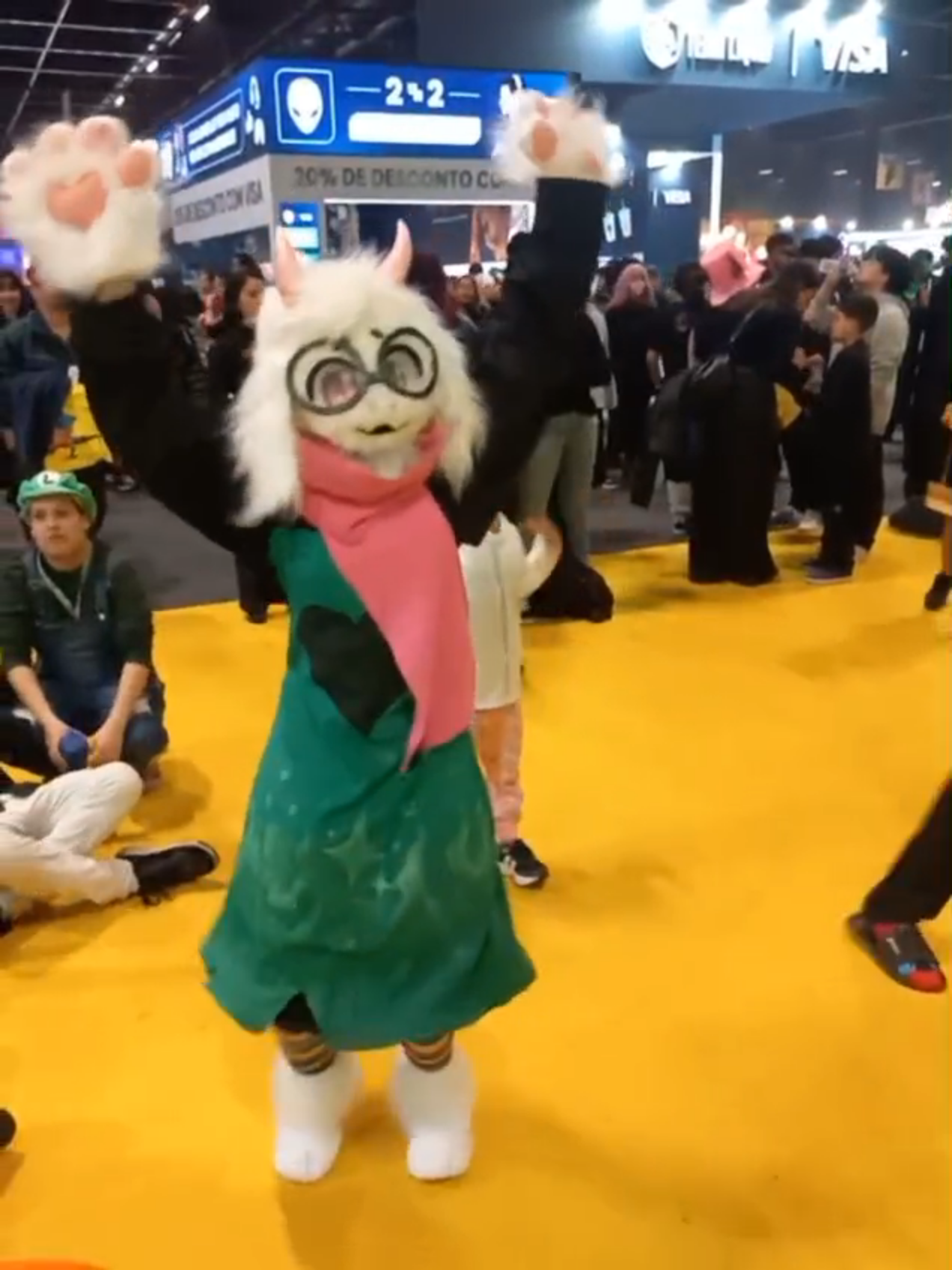 Ralsei dancing his favorite kpop music Ralsei dançando a musica favorita de kpop dele instagram: @sabrina_art_24  #deltarune #ralsei #ralseideltarune #ralseicosplay #deltarunecosplay #cosplayer #undertale #animefriends2025 #blackpink #furry