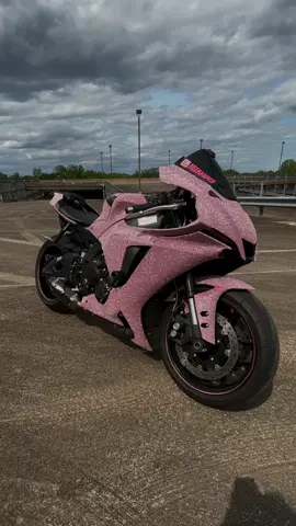 I’ll never get over the new wrap #yamahar1 #bikergirl #r1 #pinkbike #pinkr1 