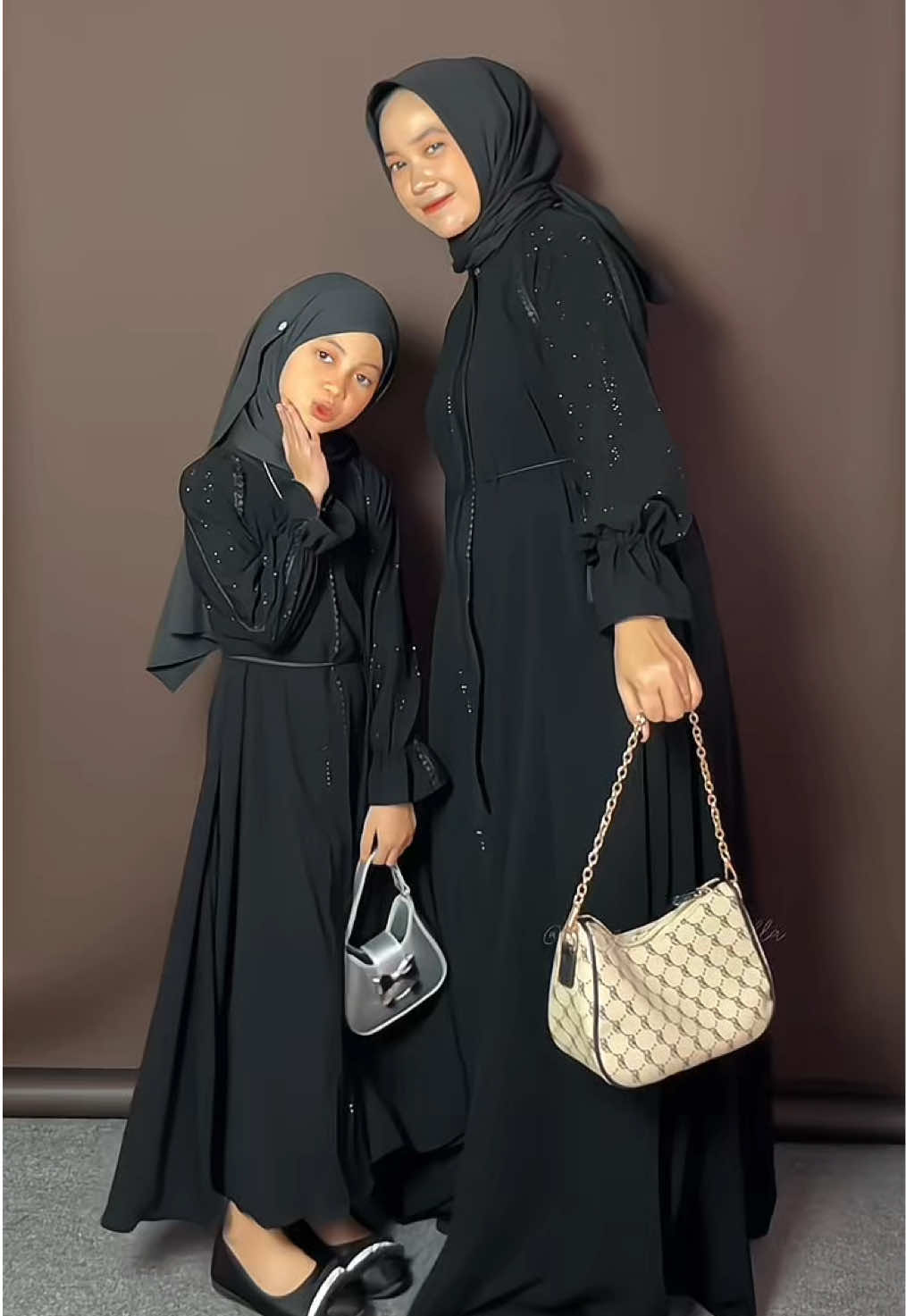 Spill👉 @Ainayya Salsabilla  abayanya punya resleting sampai bawah dan bonus tali pinggangnya itu lohh bikin cantiknya kebangetan🤏🥹🥰🥰,dijamin nggak bakal nyesell !!🫶✨#Abaya #Abayaanak #abayacouple #abayafashion #abayadubai #abayaarab #gamishitam 