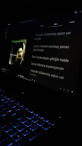 Yıllardır küllenmiş aşkın var bende🍓🖤 . . . . . . . #cengizkurtoglu #küllenmişaşk #şarkıı #music #lyrics #kalbimdesin #kübişimm #herdaim 