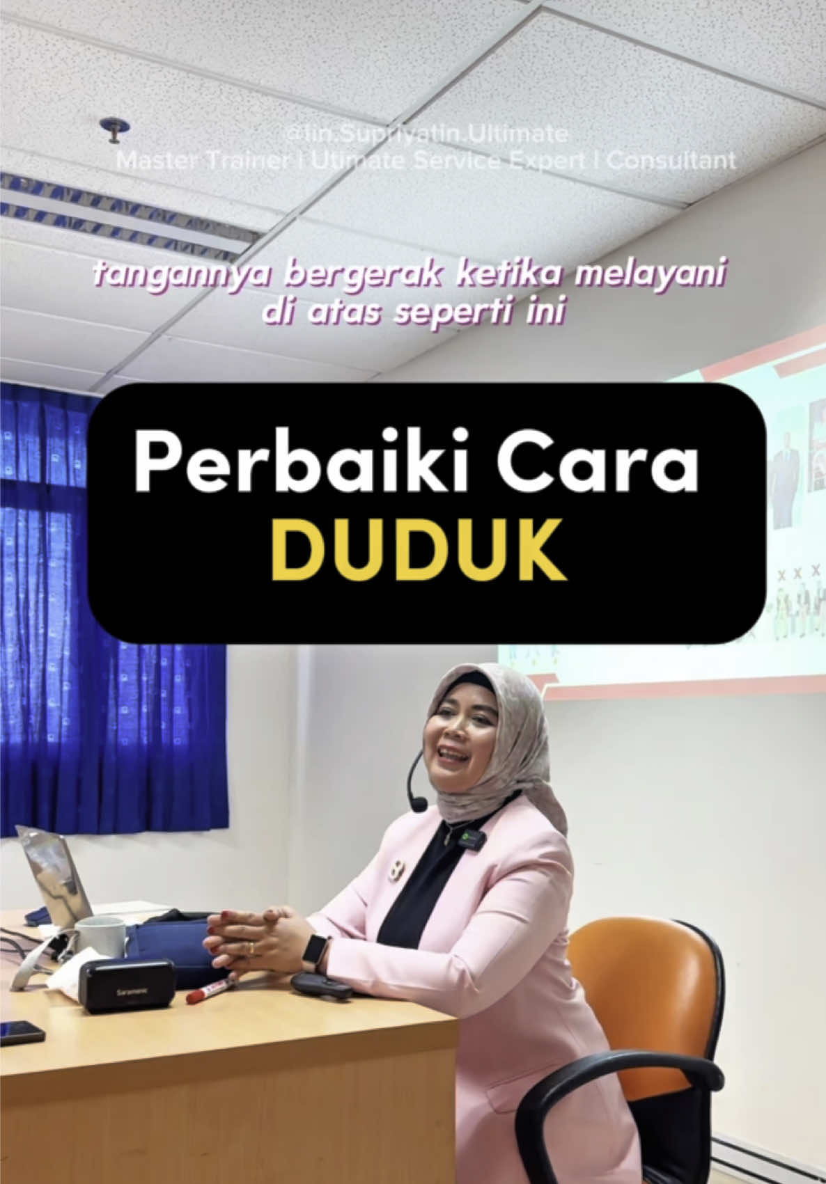 ✨️PERBAIKI CARA DUDUK KITA✨️ Dalam dunia pelayanan, sikap tubuh kita berbicara lebih banyak daripada kata-kata. Salah satu yang sering terlupakan namun sangat penting adalah cara kita duduk saat berhadapan dengan pelanggan. Bukan soal gaya, tapi soal pesan dan penghormatan yang kita tunjukkan melalui postur kita. 1️⃣Jangan menyandarkan punggung pada kursi  saat melayani. Itu bisa memberikan kesan malas, tidak antusias, bahkan tidak peduli. Tapi kita boleh menyandarkan panggul agar tetap nyaman, asalkan punggung tetap tegak, wajah tersenyum dan semangat pelayanan tetap terpancar. 2️⃣Ketika pelanggan datang, berdirilah. Sambut mereka dengan ramah, kontak mata, senyum, dan suara hangat.  3️⃣ Persilahkan pelanggan untuk duduk, Biarkan mereka duduk lebih dahulu, baru kita boleh ikut duduk. Itu bukan basa-basi—itu bentuk penghargaan. 4️⃣Dan saat duduk pun, kita tetap “hadir” secara utuh. Bukan hanya tubuh kita yang di sana, tapi hati dan perhatian kita juga. 5️⃣Jaga kontak mata, Tangan aktif menegaskan yang kita sampaikan, Wajah tetap tersenyum, bukan karena dipaksa, tapi karena niat melayani. 6️⃣Lalu ketika interaksi selesai, jangan buru-buru berdiri. Biarkan pelanggan berdiri lebih dulu. Ini bukan soal siapa yang lebih cepat selesai, tapi soal menghormati ruang dan waktu mereka bukan mengusir. 7️⃣Dan sebelum mereka pergi… jangan lupa minta Google Ratingnya, berikan doa terbaik dari hati: “Semoga Ibu/Bapak sehat selalu, dan rezekinya dilancarkan.” 🌟 Kita tak hanya melayani dengan tangan, tapi juga dengan hati. In Frame : BPSDM Jakarta  Trainer : @iin.supriyatin.ultimate  Ultimate Service Consulting  .  . #dailymotivation #serviceexcellence #ServiceExcellent #ServiceExpert #trainerindonesia #TipsService #caraservice #iinsupriyatinramli #serviceultimate #leadership #gerakankontenbaik #wbbm #wbk #berorientasipelayanan #beyondserviceexcellencewithultimateservice 