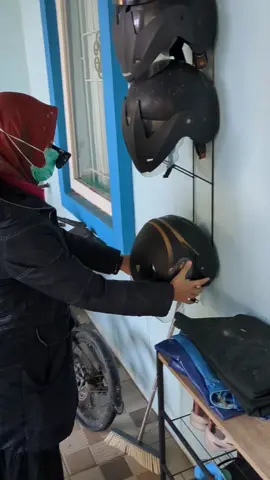 RAK HELM TEMPEL DINDING bisa di gantung di TEMPEL di DINDING 3 sampai 5 susun juga CAKEP bikin estetik Dan minimalist murah 20 ribu aja, mau samaan rak helm nya ? CO DI keranjang kuning ya #rakhelm #rakhelmgantung #rakhelmsusun #rakhelmdinding #rakhelmmurah 