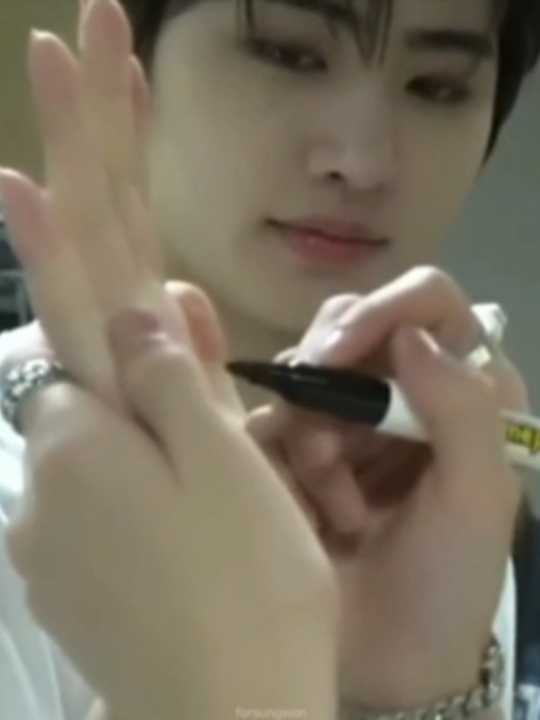 Jungwon por que suas mãos estão sempre tocando o sunghoon #sungwon #jungwon #sunghoon #enhypen #hoonwon #taerungz 