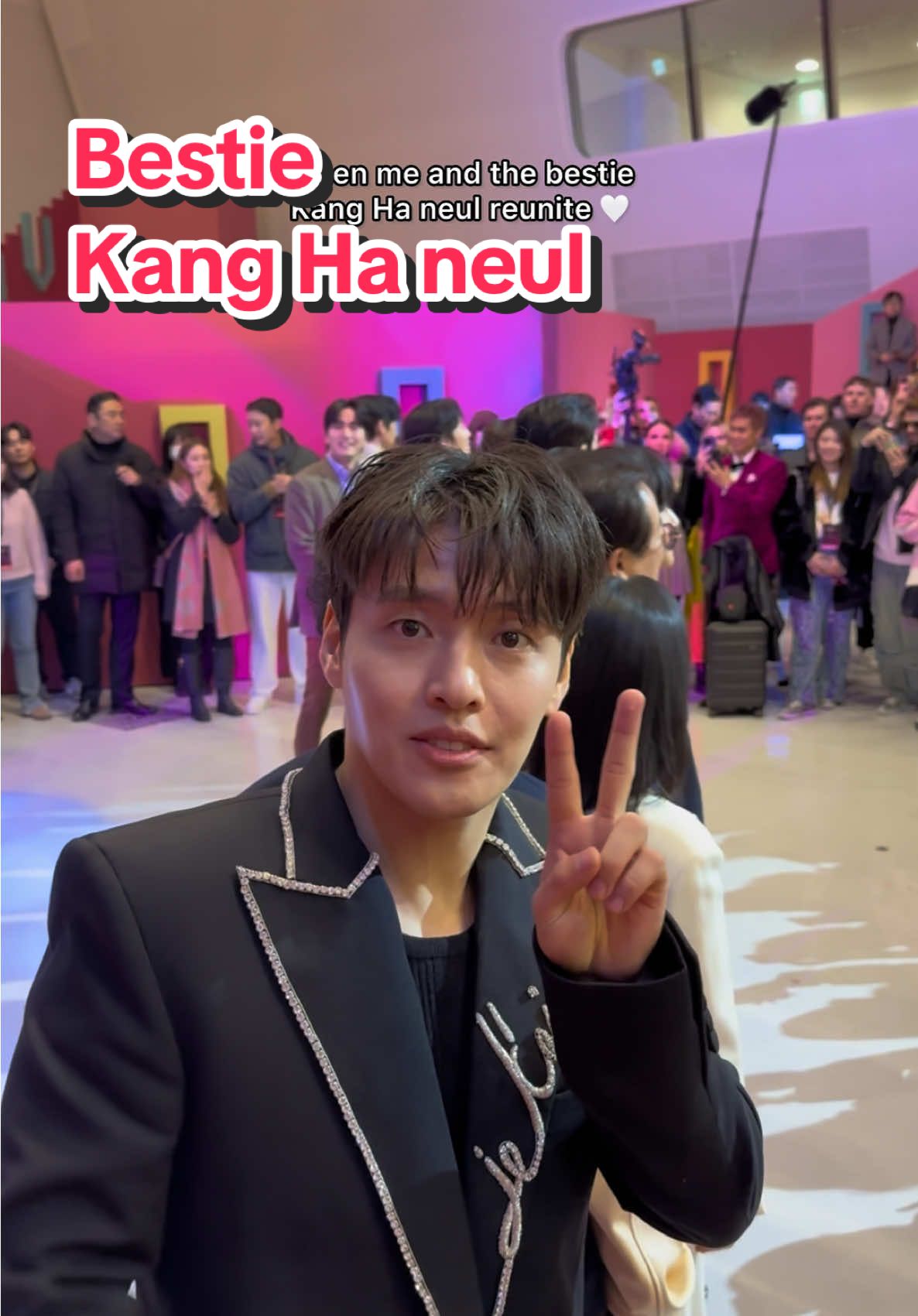 6 months apart but nothing really changed ✌🏼💕 #kanghaneul 