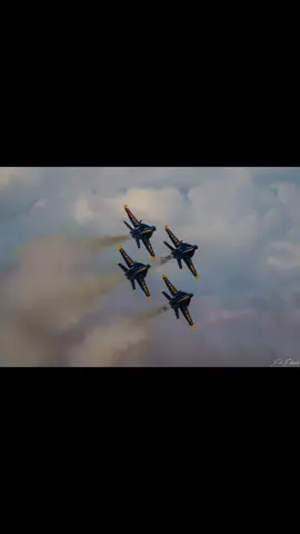 Photography has always been a passion feeling the power of these military jets of the blue angles and the thunder brids is something everyone should experience. #thunderbirds #blueangels #wingsoverhouston #usa🇺🇸 #fyp #militarytiktok #photography 