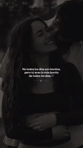 No todos los días traen alegría, pero con solo pensarte… el mundo entero se vuelve dulzura. 💘 Tú no solo eres lo más bonito de mis días… eres el motivo por el que mi corazón sonríe sin razón. ✨  .  .  .  #AmorVerdadero #CartasDeAmor #FrasesDeAmor #AmarEsVivir #DiosEsAmor