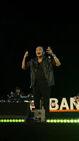 sebagai anak yang tumbuh dengan playlist papa mama, bisa dengerin lagu ini live seneng banget😭 baru intro aja udah mau histeris sebenernya #fyp #deddydhukun #prambananjazz 