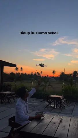 Makan enak, view sawah, hati tenang. Oesao emang segar banget! 🌾✨ #nttpride🏝🔥 #nttpride🏝🔥kupangntt💯 #kupangtiktok #drone #kupangntt 