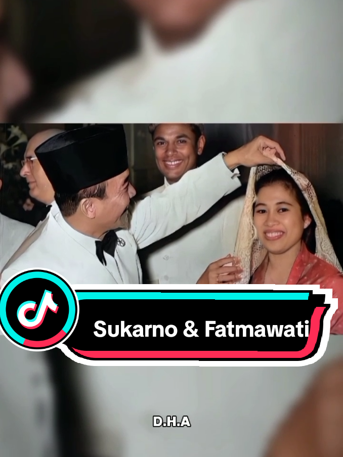 Momen Soekarno melamar Fatmawati terjadi setelah Soekarno dipindahkan dari pengasingan di Ende ke Bengkulu. Saat itu, Fatmawati berusia 20 tahun dan Soekarno sudah berusia 42 tahun. Meskipun awalnya tidak ada kesan apa-apa, hubungan mereka berkembang setelah Fatmawati dan anak angkat Soekarno, Ratna Juami, sering bermain bersama. Soekarno kemudian menyatakan cintanya kepada Fatmawati dan meminangnya, dengan syarat harus menceraikan Inggit Garnasih terlebih dahulu karena Fatmawati tidak mau dipoligami. Setelah menyelesaikan urusan dengan Inggit, Soekarno menikahi Fatmawati pada bulan Juni 1943. Pernikahan Soekarno dan Fatmawati menjadi salah satu momen penting dalam sejarah Indonesia, terutama karena Fatmawati kemudian berperan dalam menjahit bendera pusaka yang dikibarkan pada saat Proklamasi Kemerdekaan. #momen #presidensoekarno #fatmawati #pahlawanindonesia #sejarahindonesia #sejarah #fypシ゚ #fyp 