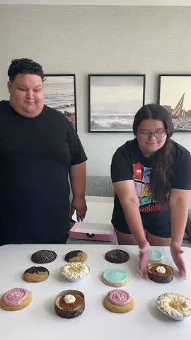 Izzy Vs @Jamesbola_ Crumbl Cookies of the week 7/7 #crumbl #crumblecookie #crumblecookies #izzyandmary #lifewithbrothers #jamesbola 
