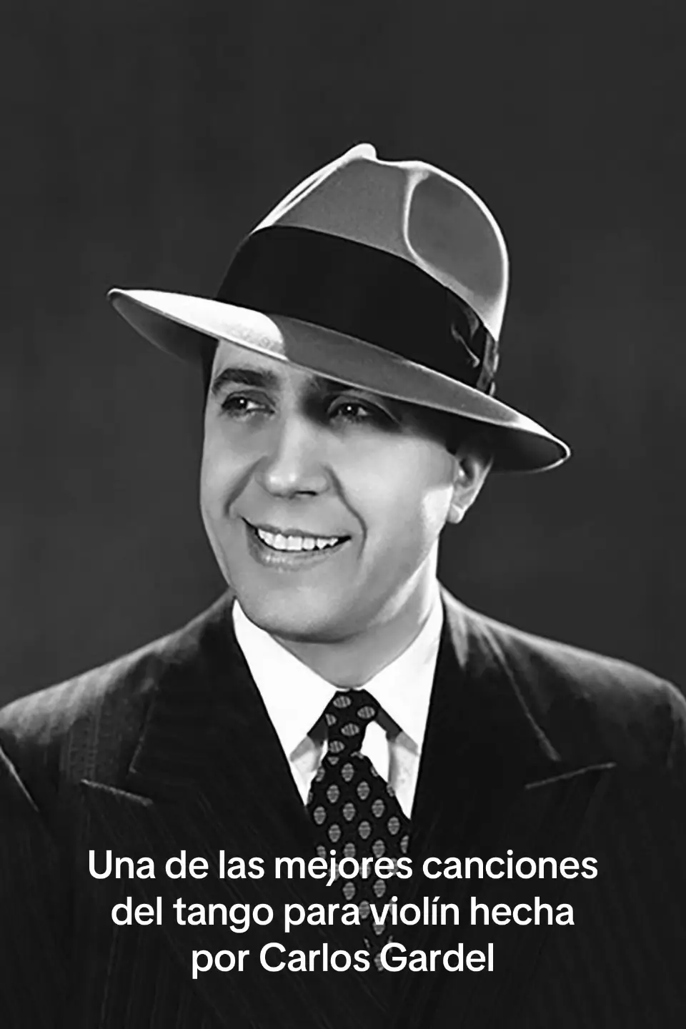 Por una cabeza, es un tango compuesto en 1935 por Carlos Gardel (música) y Alfredo Le Pera (letra), poco antes de la muerte trágica de Gardel. El título hace referencia a una expresión del mundo de las carreras de caballos, y se usa como metáfora del amor: el protagonista pierde la cabeza por una mujer, así como se pierde una apuesta por una mínima diferencia. La letra describe a un hombre que promete alejarse de una mujer que lo lastima, pero siempre recae, seducido por su mirada y su boca. Así, el tango se convierte en un canto a la adicción amorosa, al deseo que arrastra, al dolor dulce de amar lo que destruye. La canción es elegante, melancólica, y profundamente humana. Fue popularizada internacionalmente por películas como “Perfume de mujer” (1992), donde Al Pacino baila un tango ciego pero perfecto, convirtiéndola en un ícono global. Hoy, “Por una cabeza” sigue siendo un símbolo del tango argentino y del alma desgarrada que canta al amor con sombrero, nostalgia y dignidad. #partituras #carlosgardel #porunacabeza #violin #musica #tango #fyp #amor 