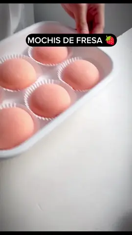 🍓✨ Mochi de fresa casero (Ichigo Daifuku) Rinde: 6–8 unidades --- 🧾 Ingredientes: Para el relleno: 6–8 fresas pequeñas, lavadas y sin hojas 150 g de anko (pasta de frijol rojo dulce) o 150 g de crema chantilly fría o 150 g de Nutella (opcional si quieres una versión moderna) Para la masa (mochi): 100 g de harina de arroz glutinoso (Mochiko o Shiratamako) 40 g de azúcar 150 ml de agua Maicena (fécula de maíz) para espolvorear --- 👩‍🍳 Preparación: 1. Prepara las fresas: Sécalas bien. Si usas anko, envuelve cada fresa con una capa delgada de anko formando una bolita. Si usas crema o Nutella, puedes congelarlas en porciones pequeñas con la fresa adentro para que sea más fácil de manejar. 2. Haz la masa de mochi: Mezcla la harina de arroz glutinoso, azúcar y agua en un bowl apto para microondas. Cubre con film plástico y cocina en el microondas: 1 minuto → mezcla → 1 minuto más → mezcla → 30 segundos. La masa debe volverse traslúcida y pegajosa. (Alternativa: cocínalo a baño maría si no tienes microondas, removiendo constantemente.) 3. Maneja la masa: En una superficie espolvoreada con maicena, coloca la masa caliente. Espolvorea más maicena por encima para que no se pegue. Divide en 6–8 partes iguales. 4. Rellena y forma: Aplana cada porción y coloca dentro la fresa (con o sin relleno). Cierra los bordes con cuidado y forma una bolita. 5. ¡Listo! Puedes refrigerarlos unos minutos antes de servir. Espolvorea con azúcar glass si quieres un toque extra dulce. --- 🍓 Tips: ¡Trabaja rápido! El mochi es pegajoso pero se endurece con el tiempo. Usa guantes o manos húmedas para manejar la masa más fácil. #reposteria #mochistrawberry #mochisdefresa #pasteleriayreposteria #recetasfaciles 
