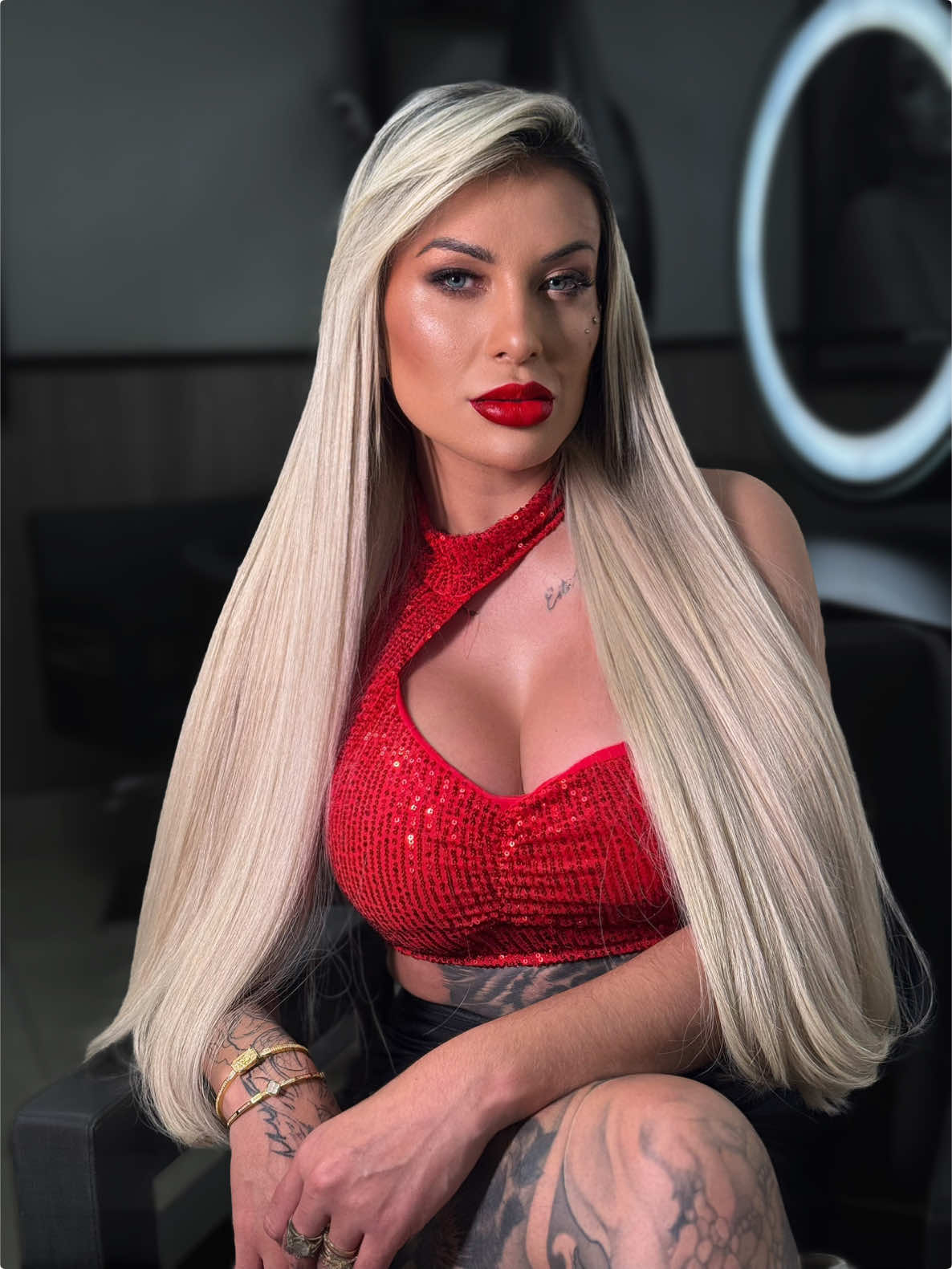 A Imola voltou… com seu cabelo bem louro e 65cm de pura ousadia! 💥👱🏼‍♀️ A @aandressaurach escolheu o Megahairinvisivel para voltar com tudo! E quando ela volta, não é pela metade — é com cabelão, presença e muita personalidade. ✨ Mega de 65cm ✨ Fio loiro, volumoso e cheio de movimento ✨ Técnica que não pesa, não marca e fica 100% natural Sim, ela VOLTOU. Quer esse impacto também? 📲 Agende sua avaliação gratuita pelo WhatsApp: (11) 95410-8000 #megahairinvisivel #andressaurach #imola #voltoupoderosa #megahairloiro #cabelocomvolume #cabelolongo #megahairsp #belezaquetransforma #transformacaodeverdade #megahairluxo #megahair65cm #antesedepoisreal 