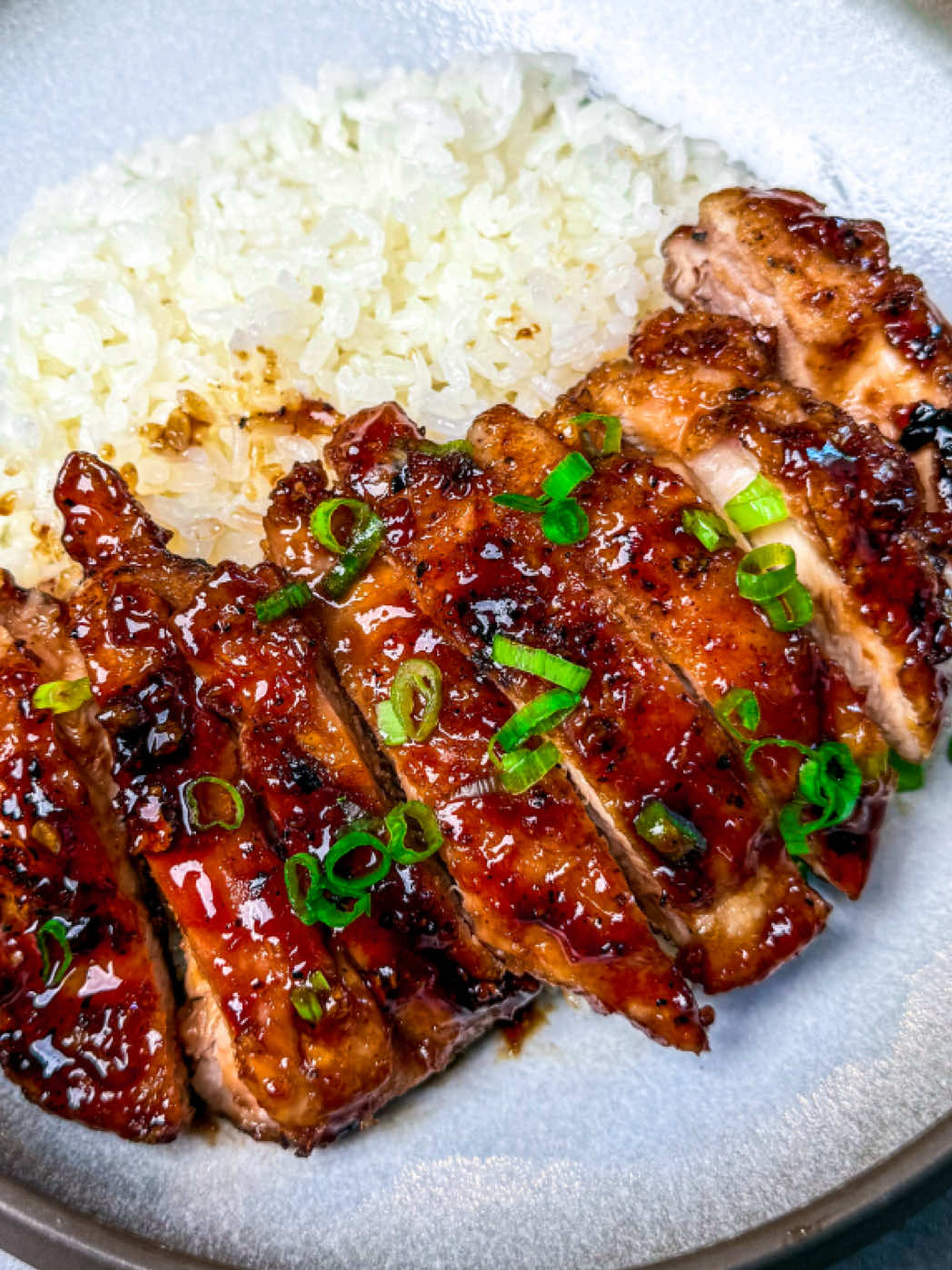 This juicy Soy Glazed Chicken has crispy edges, with a sticky, savory, and perfectly caramelized  sauce. It’s super easy to make, I promise you’ll love it! 😋 INGREDIENTS: - 4 pieces chicken thigh, boneless - Salt and pepper - ¼ cup cornstarch - 4 tbsp oil - sesame seeds, to garnish - green onion, to garnish Soy Glazed Mixture: - 2.5 tablespoon soy sauce - 2 tablespoon oyster sauce - 2.5 tablespoon honey - 6 garlic cloves, minced INSTRUCTIONS: 1. Mix the soy glazed mixture in a bowl and set aside. 2. Season the chicken with salt and pepper, and then coat with a thin layer of cornstarch on both sides. 3. In a pan over medium-high heat, drizzle in oil and add the chicken and pan-fry for 4 minutes on each side or until crispy and golden brown. Remove and set aside. 4. Pour the sauce mixture into the pan, and let it simmer for 30 seconds. 5. Add back in the chicken and cook for 1 minute on each side on high heat and enjoy! 💛 #soyglazedchicken #chickenrecipe #EasyRecipe #chicken #homecooking #quickrecipes 