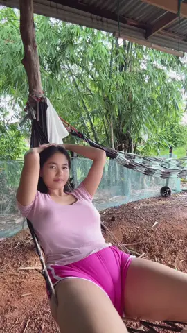 นอนเล่นอยู่เปลปลายนาคนเดียว🙊
