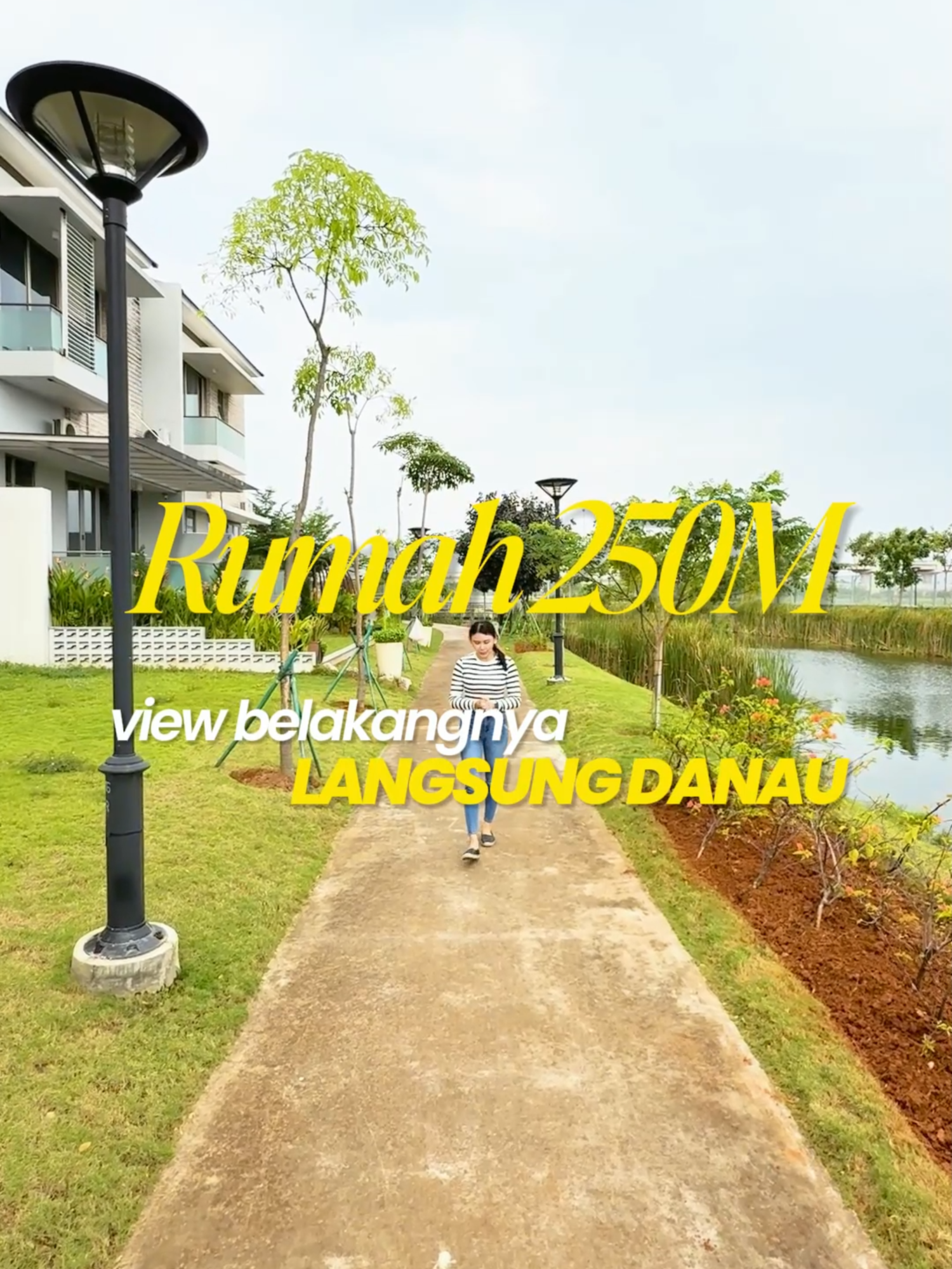🌟 Rumah Mewah View Danau di PIK 2 🌟 Luas bangunan lega 250m², hadap danau langsung – suasana adem, tenang, dan pastinya super eksklusif! ✨ Spesifikasi: 🏡 4+1 Kamar Tidur | 5+1 Kamar Mandi 🚗 Garasi & Carport untuk 2 Mobil 📏 LT 250m² 💡 layout modern & ada taman pribadi 📍 Lokasi? Gak main-main! 1 menit ke akses Tol Deket banget ke Orange Groves, Centre Point PIK2, dan La Riviera Cluster elite dengan one gate system, keamanan 24 jam Fasilitas lingkungan: kolam renang, jogging track, Danau 💰 Harga 11 Miliar 📞 Minat? Langsung hubungi Stefanie Huang – CiCi Properti 📲 0817-000-8580 Jangan tunggu besok, rumah view danau gini cepet banget laku! 💨 #ciciproperti #pik2#rumahpik2