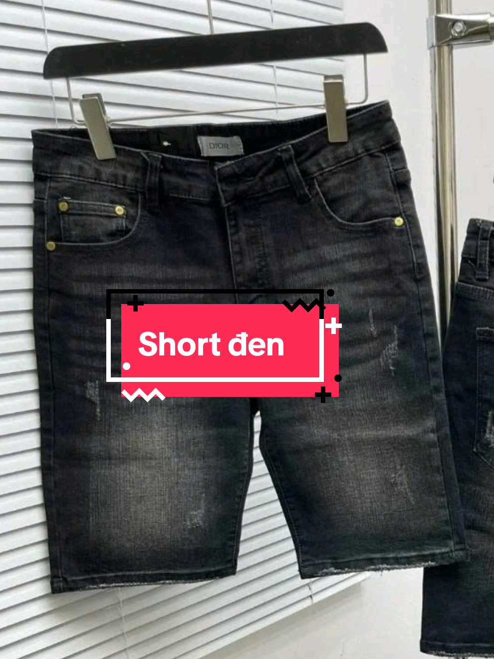 Quần jean short nam ngắn – item không thể thiếu cho mọi anh em trong mùa hè này! Thiết kế năng động, tông màu đen cá tính, dễ phối từ áo thun, sơ mi đến hoodie. Chất jean co giãn nhẹ, thoáng mát, mặc cả ngày vẫn cực kỳ thoải mái. Form ôm nhẹ, tôn dáng, giúp anh em vừa gọn gàng vừa phong cách. Chi tiết mài xước tinh tế trước và sau tạo điểm nhấn nổi bật, không hề đơn điệu. Anh em nào chưa có là thiếu sót lớn – chốt đơn ngay để lên đồ chuẩn men, xuống phố tự tin hết cỡ! #quanjean #quanbaggyjean #quanjeansnam #baggyjeans #thoitrang #fashion #OOTD #style #xuhuongtiktok #uocduoclenxuhuong #shopping #muaSam #tiktokthoitrang #denimvietnam #tiktokvietnam 