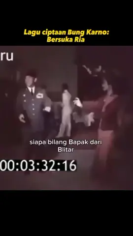 Tahun 1960-an, Indonesia inflasi parah (bisa >600% pada 1965) dan rakyat kelaparan. Soekarno tetap menggelar pesta kenegaraan, jamuan tamu asing, ulang tahun kemerdekaan, dan resepsi di Istana. Tujuan resmi: Jaga wibawa negara di mata dunia. Faktanya: Banyak rakyat menganggap Soekarno tidak peka pada penderitaan mereka. Ringkas: Inflasi dan rakyat lapar, tapi Soekarno tetap pesta demi citra negara. #fyp #soekarno 