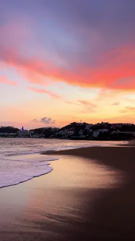 Manzanillo sigue siendo uno de esos secretos mejor guardados del Pacífico… 🌅🌴 Un lugar aún oculto, lleno de magia y destellos que sorprenden cada día. Sus atardeceres únicos, coloridos e inigualables nos recuerdan que aquí, entre montañas y mar, la belleza se manifiesta sin filtros. #Manzanillo #MéxicoMágico #manzanillomexico #manzanillocolima #colimamexico #colimacolima #colimamx #manzanillo 