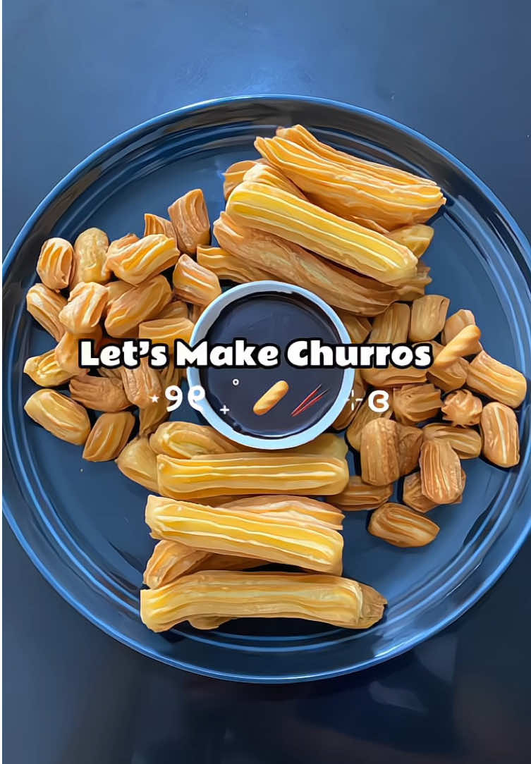Churros🥖  Krg taburan gula + kopinya ajanih✨ Bahan-Bahan: 175 ml air 2 Sdm gula pasir 70gr margarin Vanili secukupnya 125gr tepung terigu 2 butir telur (masukan setelah adonan dingin) Saus Choco🍫: Dcc + susu full cream  #idecemilan #cemilan #cemilansimple #churros #churrosrecipe #fyp #reseptiktok 