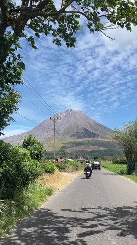Cantik kali kan wee view nyaa  #sinabung #karo #sumut #wisatasumut #healing #xyzbca #fyp 