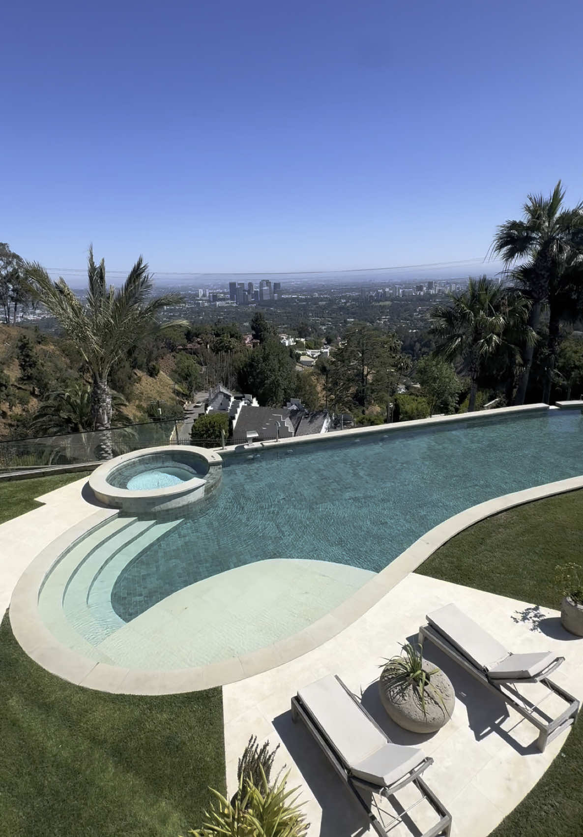 💎🌴🏡 Beverly Hills’ crown jewel is calling. Villa Summit — 7 beds, movie theater, poker room, gym, insane views. Contact us to book your stay! 🔑 $15,750/night | $250K/month. #LuxuryVilla #BeverlyHillsLiving #DreamStay #Villagoals #beverlyhillsrentals #beverlyhills #losangeles #luxuryhomes #luxuryrentals #californialiving 
