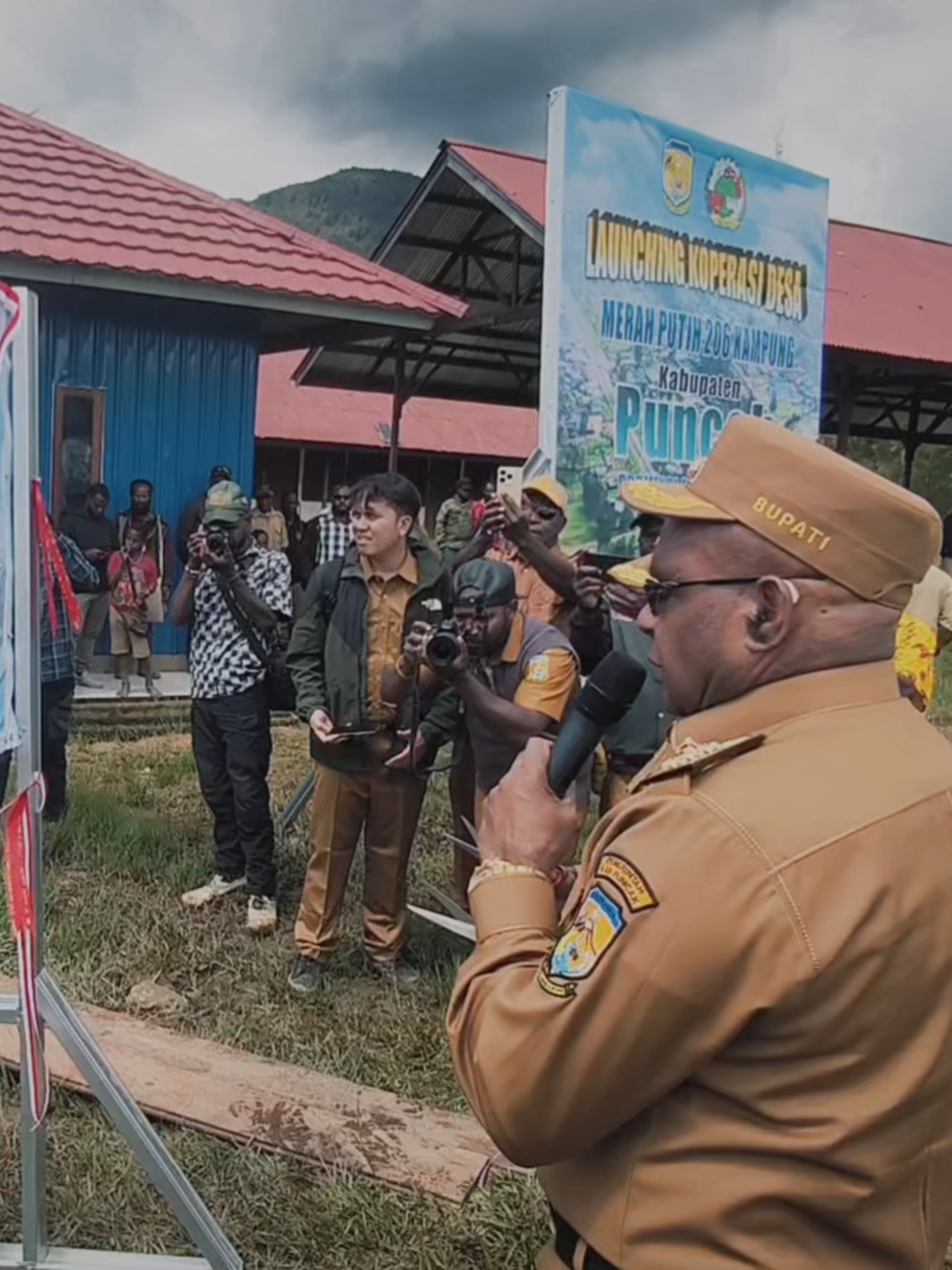 Bupati Dan Wakil Bupati Puncak Melaunching Koperasi Desa Merah Putih .......... #puncakkab #papuatengah #papuapedalamanpunyacerita #papuapedalaman #papua #sinak #fypシ゚viral🖤tiktok #beoga #ilaga #gome #indonesia🇮🇩 #mimika #papuatenggah #nabire #koperasimerahputih #papuapedalamanpunyacerita #koperasimerahputih