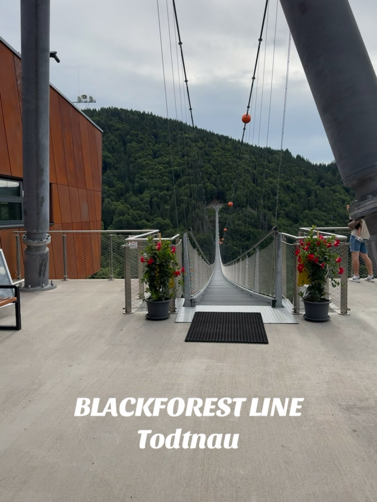 🌲 Black Forest Line – Spektakuläre Hängebrücke im Schwarzwald 🖤 Nur wenige Gehminuten von unserem Hotel entfernt – und das Beste: 🎫 Für unsere Gäste kostenlos mit der Hochschwarzwald-Card! Erlebt 450 Meter pure Aussicht, 120 Meter über dem Boden. Perfekt für Abenteurer, Naturliebhaber und alle, die hoch hinaus wollen! 📍 Todtnauberg | Schwarzwald 📸 Markiert eure Lieblingsmenschen & plant euer nächstes Erlebnis! #blackforestline #todtnauberg #schwarzwaldurlaub #hochschwarzwaldcard #hängebrücke #naturelove #urlaubindeutschland #abenteuerzeit #reisenmitausblick #hotelnahe