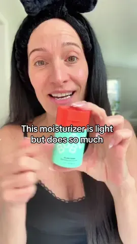 Trying the Bubble Level Up Moisturizer and I’m honestly impressed. It’s fragrance-free, super lightweight, and perfect for my over-40 skin. I’ve tried so many moisturizers that feel greasy or clog me, this one doesn’t. My skin feels hydrated but balanced, with no residue. If you’re looking for a no-fuss, gentle everyday moisturizer that actually works… here’s your sign. #bubblemoisturizer #fragrancefree #lightweightmoisturizer #moisturizer #fyp 