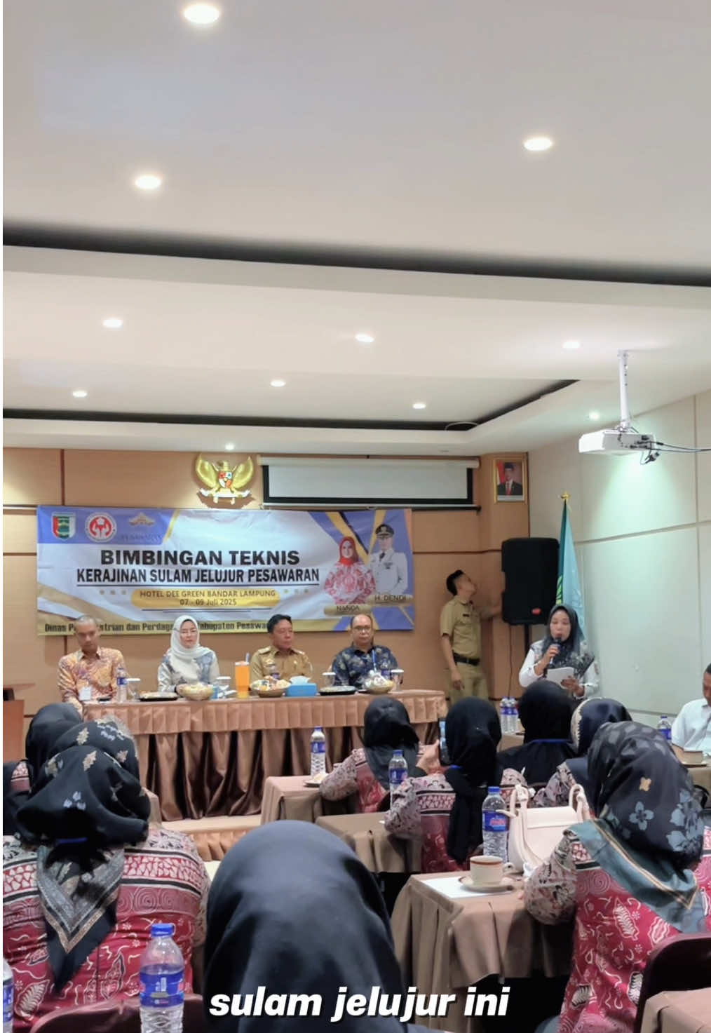 Dengan bangga saya membuka acara Bimbingan Teknis Kerajinan Sulam Jelujur Pesawaran Tahun 2025. Acara ini bukan hanya tentang menjahit, tetapi juga tentang merajut asa, melestarikan tradisi, dan memberdayakan potensi lokal.  mari bersama kembangkan potensi sulam jelujur dan lestarikan kekayaan budaya kita. #nandaindira  #andanjejama  #pesawaran  #sulamjelujurpesawaran