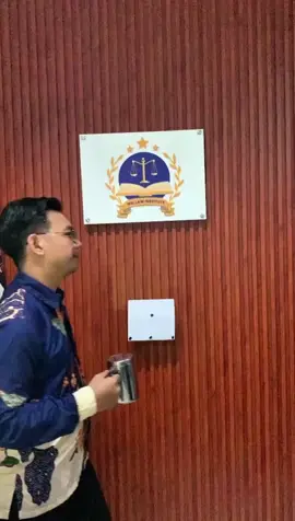 ⚖️ PELATIHAN HUKUM DARING ⚖️ Strategi Penyusunan Permohonan Judicial Review Dalam mengajukan Permohonan kepada Mahkamah Konstitusi, Legal Standing tidak hanya ditentukan oleh siapa yang melayangkan permohonan, tetapi oleh seberapa kuat argumentasi konstitusional yang dibangun oleh Pemohon. Banyak permohonan Gugur di tahap awal karena kelalaian dalam aspek formil maupun materiil. diperlukan strategi khusus mulai dari konstruksi petitum, penyusunan norma yang di uji, hingga pembacaan yurisprudensi terdahulu. Sehubungan dengan hal tersebut, IPRI Law Institute akan melaksanakan Pelatihan Hukum Daring dengan Judul ”Strategi Penyusunan Permohonan Judicial Review” yang diselanggarakan secara online, pada: 🗓️ Hari: Sabtu, 12 Juli 2025  ⏰ Jam: 09.00 - 11.30 WIB 📍 Tempat: Zoom Meeting Peserta akan diajak untuk membedah berbagai aspek penting, mulai dari: 📌 Kedudukan, Fungsi, Wewenang, dan Dasar Hukum Acara Mahkamah Konstitusi; 📌 Aliran dan Metode Penafsiran Konstitusi; 📌 Prosedur Umum Hukum Acara Mahkamah Konstitusi; 📌 Pengajuan dan Pendaftaran Permohonan dan kendalanya dalam praktik; 📌 Jenis Persidangan dan Putusan; 📌 Bagaimana beracara di Mahkamah Konstitusi beserta studi kasus Judicial Review; 📌 Strategi penyelesaian sengketa Judicial Review di Mahkamah Konstitusi 🎤 Opening Speech: Dr. Taswem Tarib, S.H., M.H., Bc.Im. (Dewan Penasihat IPRI Law Institute) 👨🏻‍💼 Pemateri: Alif Fachrul Rachman, S.H. (Lawyer INTEGRITY Law Firm)  👨‍💼 Moderator: Putra Aditiya Sulaeman, S.H. (Kepala Biro Pendidikan, dan Pelatihan IPRI Law Institute)  🎁 Benefit:  1. Ilmu Pengetahuan; 2. Relasi; 3. E-certificate; 4. Rekaman Video Pelatihan. Terbuka untuk Mahasiswa dan Umum. ‼️KUOTA TERBATAS ‼️  🔎Pendaftaran: https://bit.ly/iprilaw_konstitusi 💰Investasi:  - Umum : Rp.75.000 - Mahasiswa : Rp.50.000   - ⁠Member IPRI Law Institute : Rp.35.000  🏧 Pembayaran:  Bank : BRI  No. Rekening : 0505-01-001-494-567  Atas Nama : IPRI LAW INSTITUTE  ☎️ Konfirmasi & Narahubung: 0822-2707-0062 (Call Center IPRI Law Institute) https://wa.me/6282227070062 #fyp #viral  #pelatihankerja  #hukumindonesia #belajarhukum #legal #pelatihanonline #webinar #hukum #hukum#webinaronline